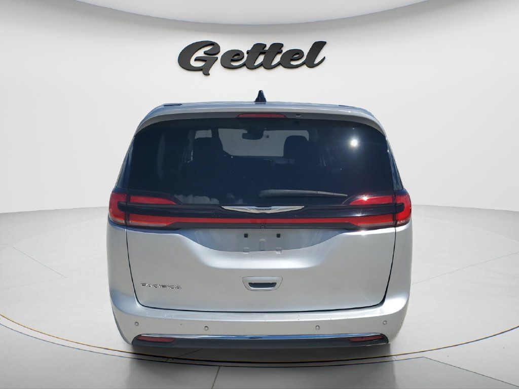 Used 2024 Chrysler Pacifica Touring-L FWD image 6