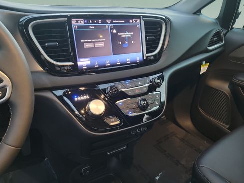 Used 2025 Chrysler Voyager LX FWD image 23