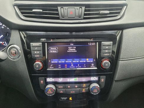 Used 2018 Nissan Rogue SV AWD/4WD image 25