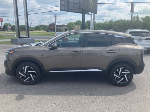 Used 2025 Nissan Kicks SV FWD image 4