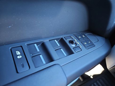 Used 2025 Land Rover Defender 110 S image 22