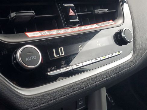 Used 2024 Toyota Corolla Cross SE image 28