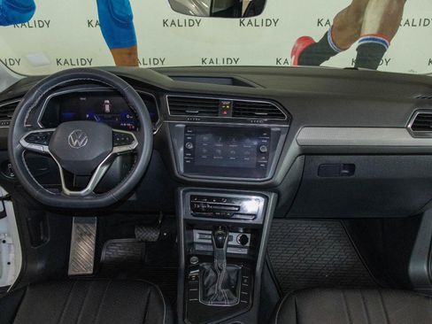 Used 2022 Volkswagen Tiguan SE image 3