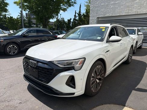 Used 2024 Audi Q8 e-tron Prestige w/ Prestige Package AWD/4WD image 3