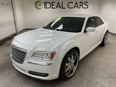 Used 2013 Chrysler 300 image 1