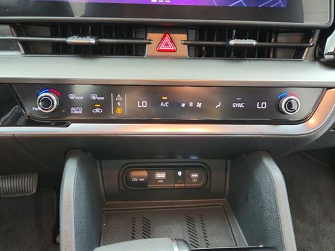 Used 2025 Kia Sportage EX FWD image 29