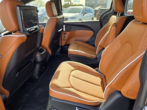 New 2026 Chrysler Pacifica Pinnacle image 4