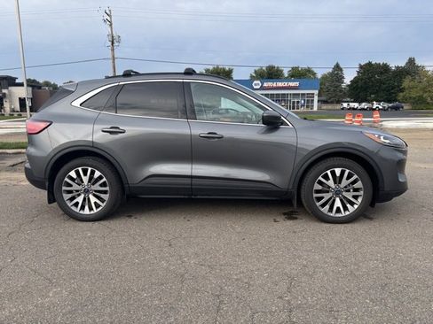 Used 2022 Ford Escape Titanium w/ Class II Trailer Tow Package image 8