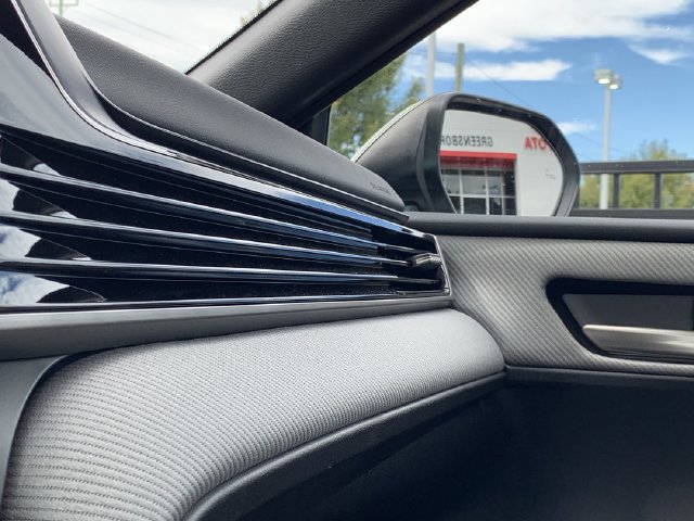 Used 2026 Toyota Camry SE w/ Convenience Package FWD image 10