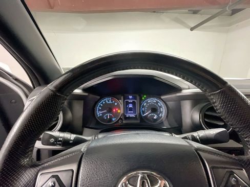 Used 2016 Toyota Tacoma TRD Sport image 11