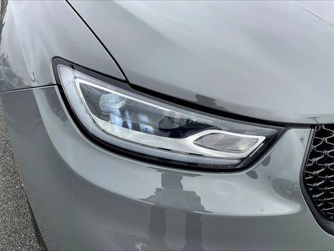 Used 2025 Chrysler Pacifica Limited FWD image 30