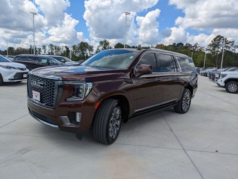 Used 2023 GMC Yukon XL Denali Ultimate w/ LPO, Floor Liner Package AWD/4WD image 3