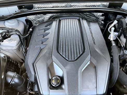 Used 2023 Porsche Macan AWD/4WD image 33