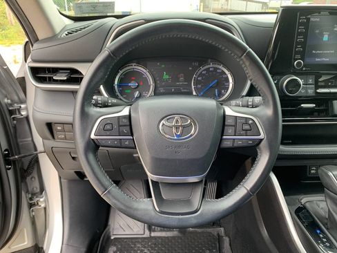 Used 2022 Toyota Highlander XLE AWD/4WD image 30