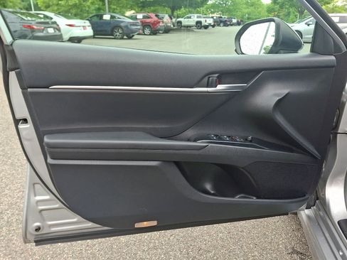 Used 2019 Toyota Camry SE FWD image 14
