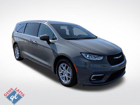 Used 2023 Chrysler Pacifica Touring-L FWD image 1