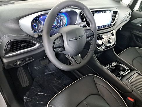 New 2026 Chrysler Pacifica Limited image 11