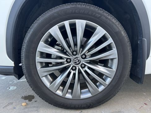 Certified 2021 Toyota Highlander Platinum image 11