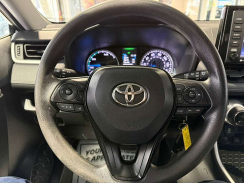 Used 2021 Toyota RAV4 LE image 10