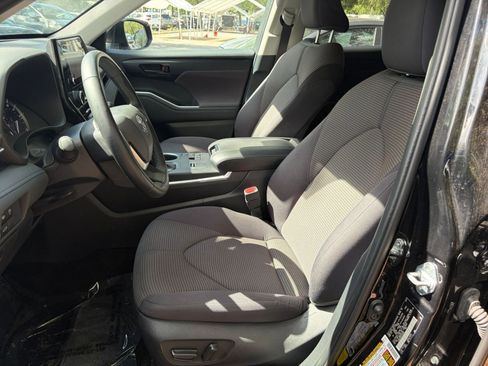 Used 2025 Toyota Highlander LE FWD image 28
