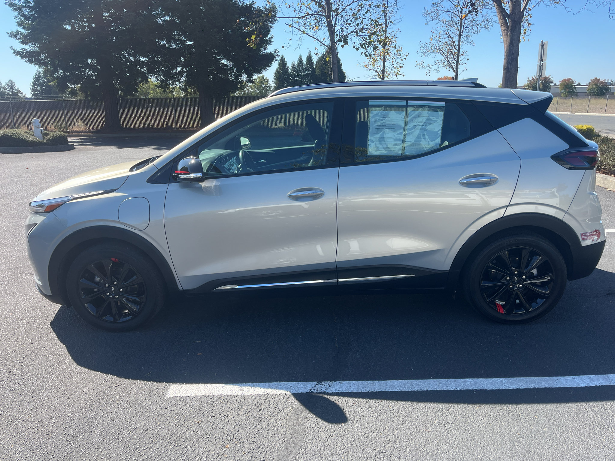 Used 2023 Chevrolet Bolt EUV Premier w/ Sun & Sound Package FWD image 9