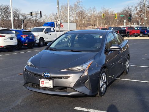 Used 2017 Toyota Prius Two image 3