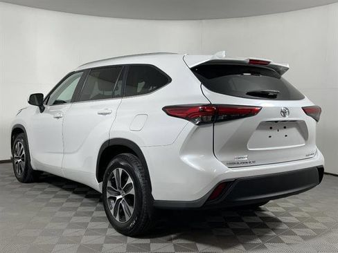 Used 2023 Toyota Highlander XLE AWD/4WD image 5