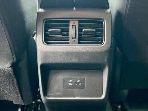 Used 2023 Nissan Rogue SV image 17