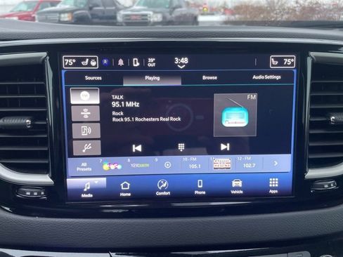 Used 2024 Chrysler Pacifica Touring-L image 17