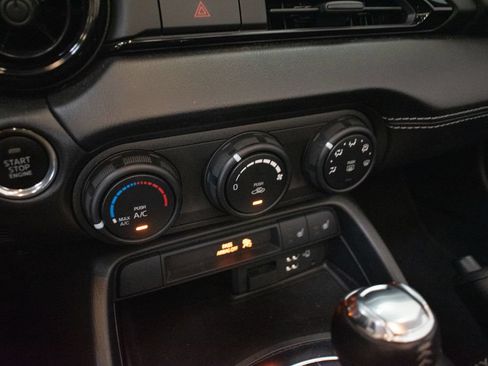 Used 2021 MAZDA MX-5 Miata Club RWD image 17