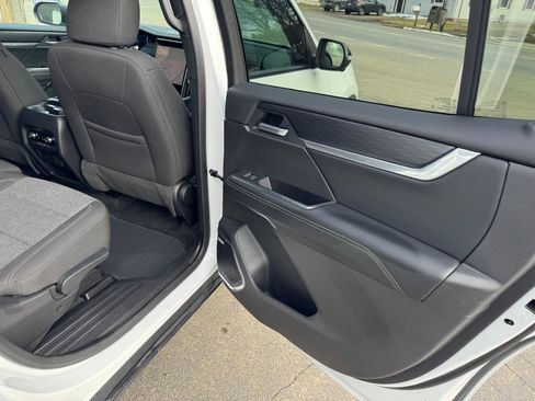 Used 2025 GMC Acadia Elevation image 44