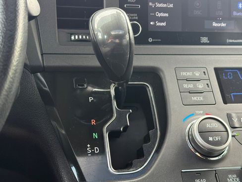 Used 2019 Toyota Sienna SE w/ SE Preferred Package FWD image 22