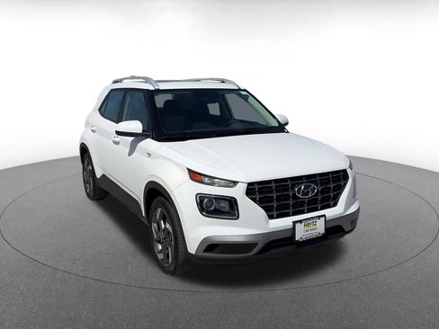 Used 2025 Hyundai Venue SEL FWD image 3