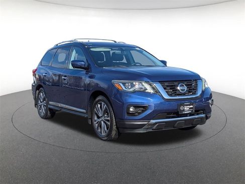 Used 2017 Nissan Pathfinder Platinum w/ Family Entertainment Package image 3