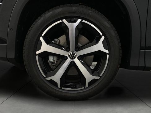 New 2025 Volkswagen Tiguan SE image 12