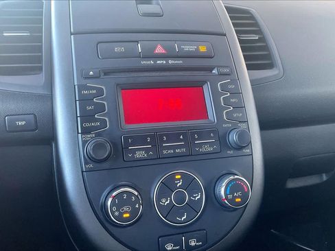 Used 2013 Kia Soul + FWD image 28