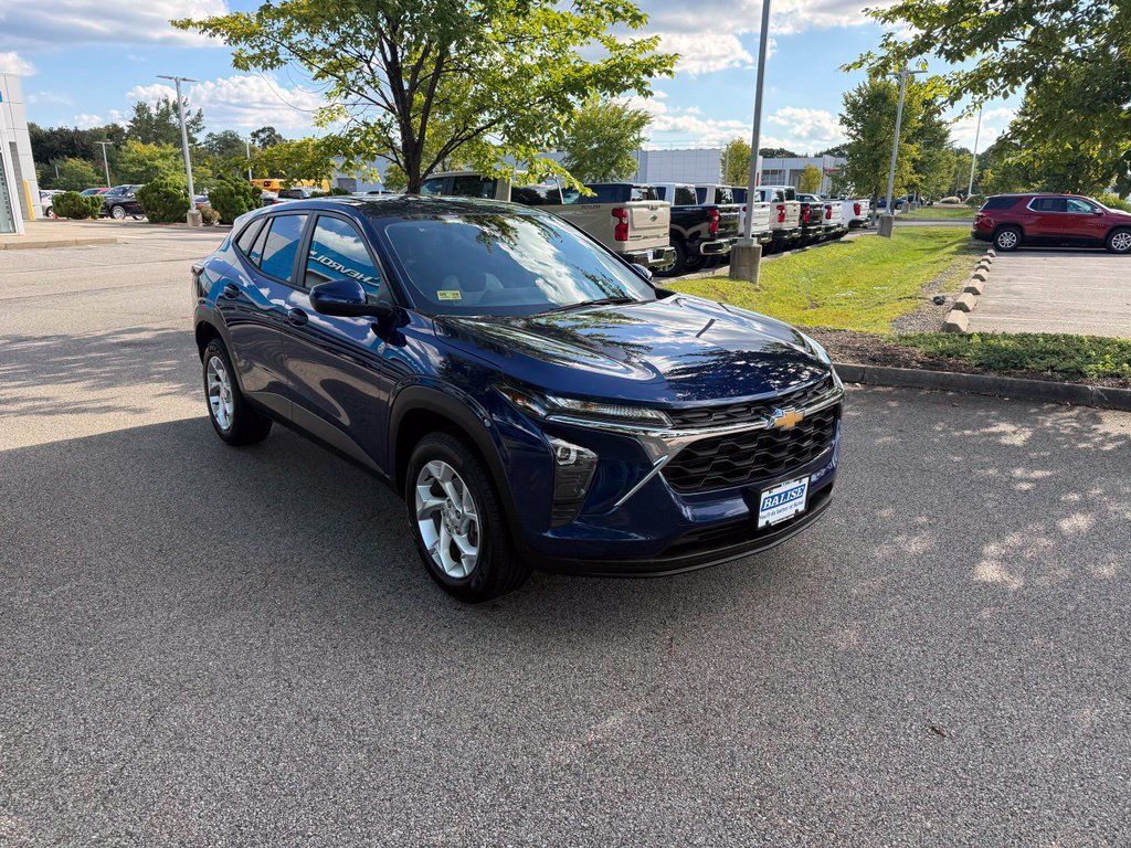 Used 2024 Chevrolet Trax LS w/ LS Convenience Package FWD image 7