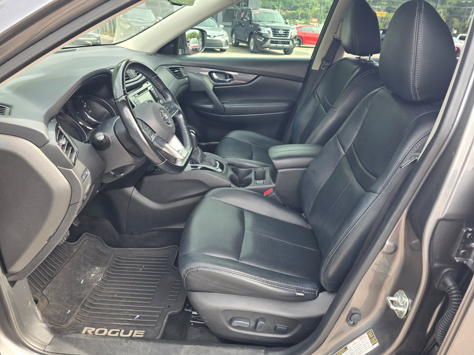 Used 2020 Nissan Rogue SV w/ Premium Package FWD image 13