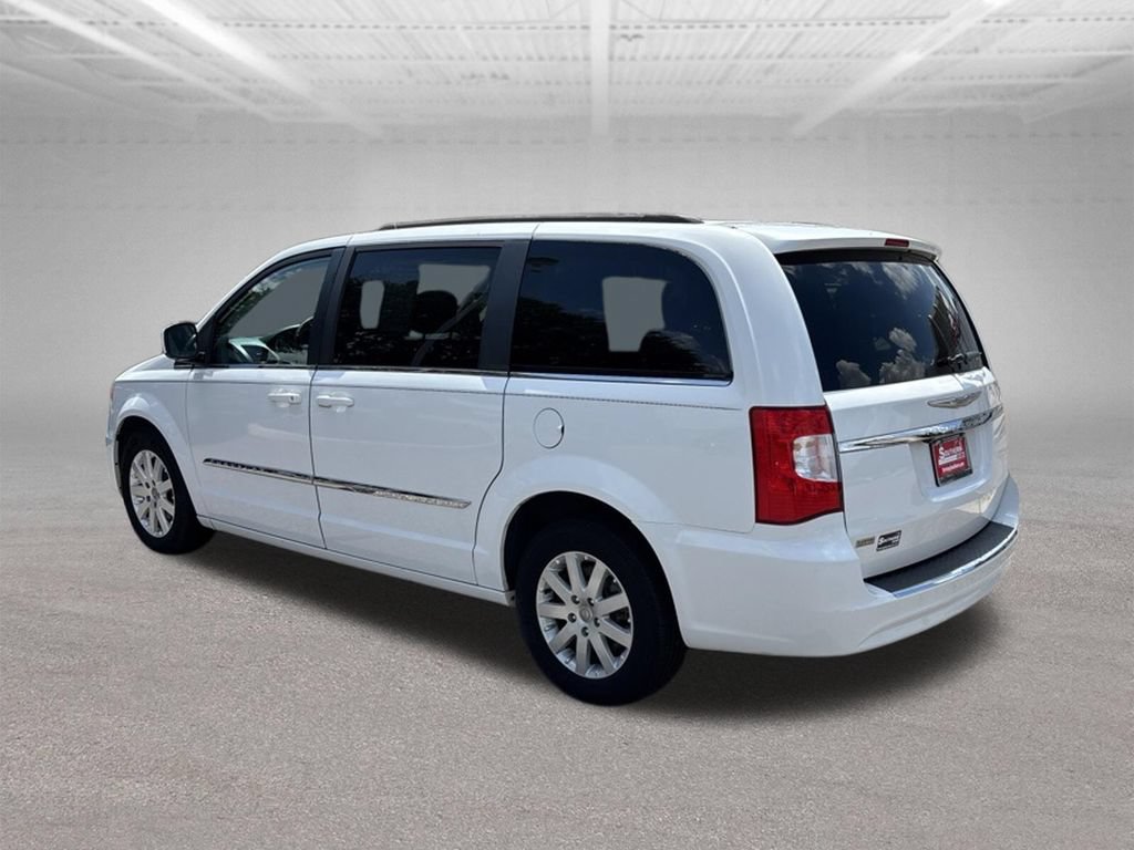 Used 2014 Chrysler Town & Country Touring FWD image 4