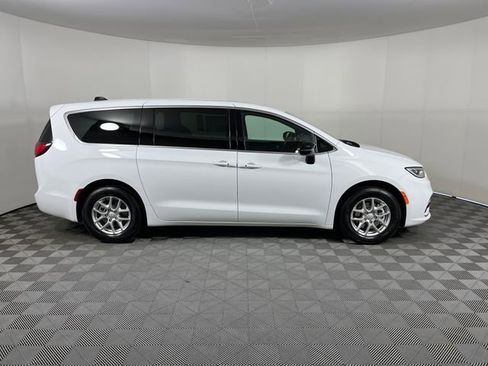 New 2026 Chrysler Pacifica Select image 4