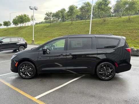 New 2027 Chrysler Pacifica Limited AWD/4WD image 4
