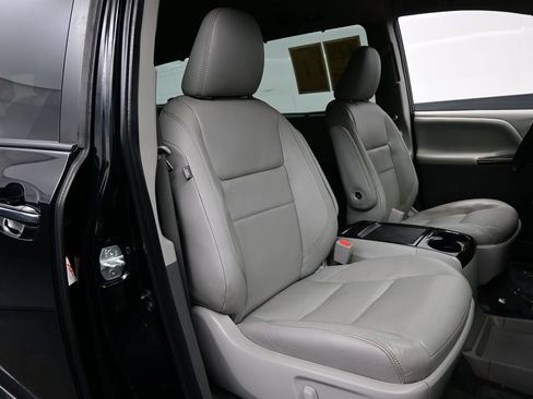 Used 2020 Toyota Sienna XLE FWD image 12