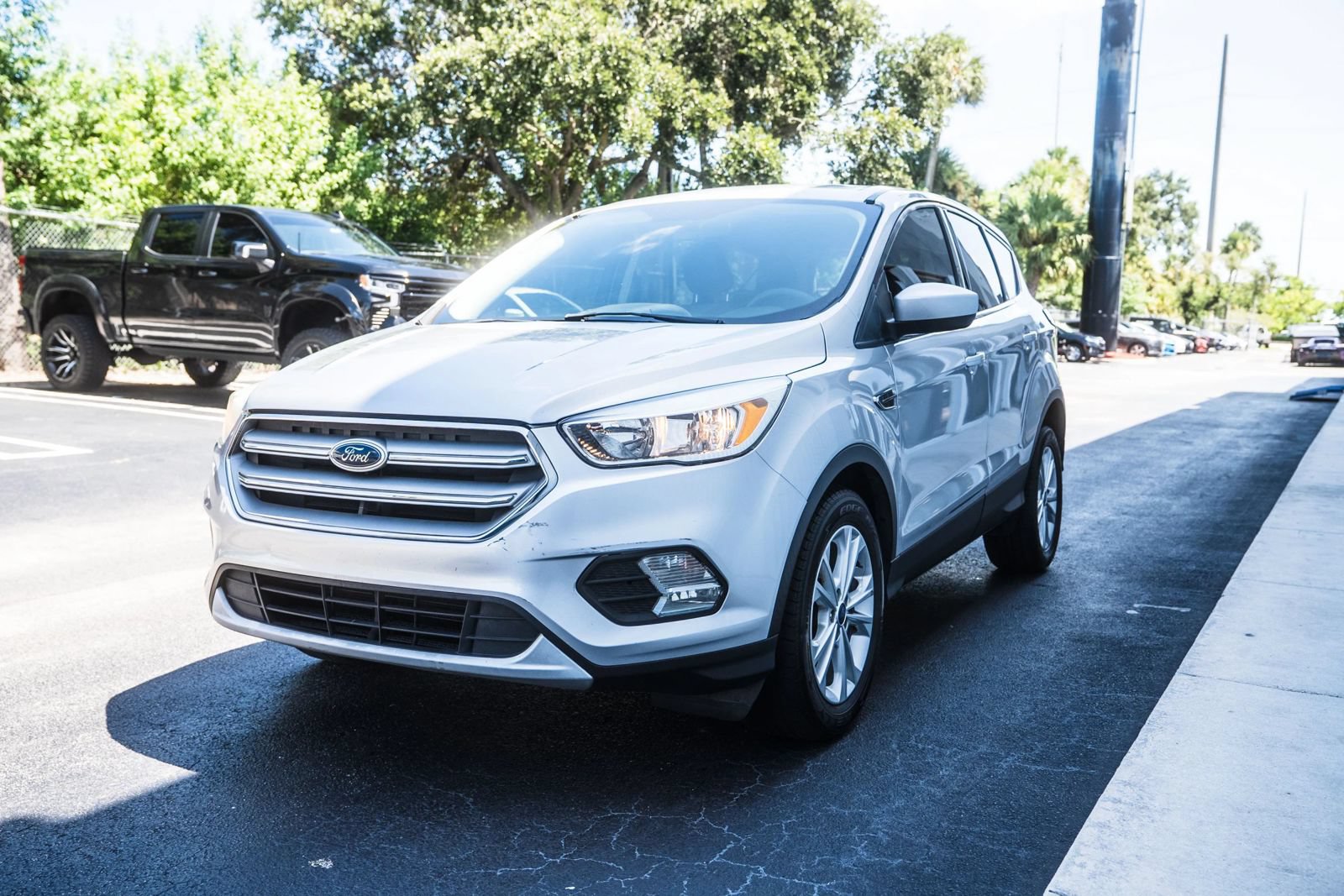 Used 2019 Ford Escape SE FWD image 2