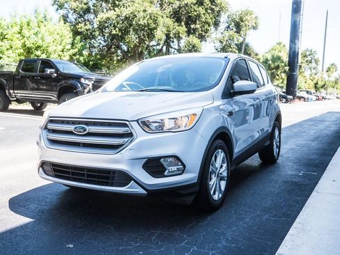 Used 2019 Ford Escape SE FWD image 2