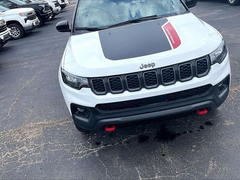 Used 2025 Jeep Compass Trailhawk AWD/4WD image 3