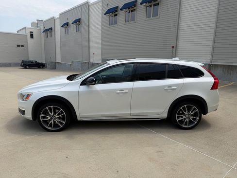Used 2016 Volvo V60 T5 Cross Country AWD/4WD image 2
