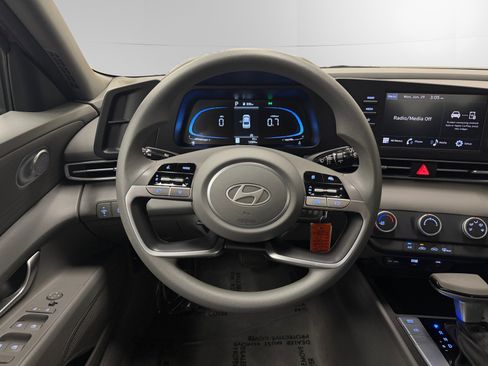 Certified 2025 Hyundai Elantra SE FWD image 12
