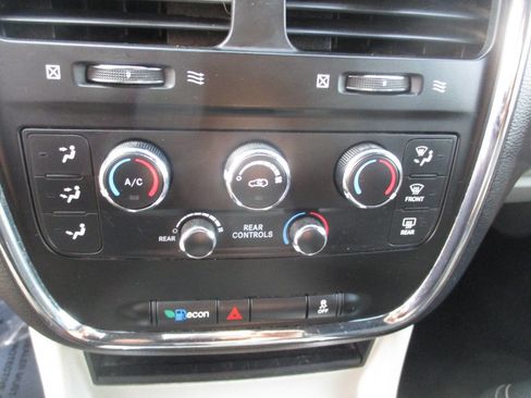 Used 2020 Dodge Grand Caravan SXT image 26