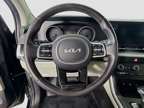 Used 2023 Kia Carnival LX image 11