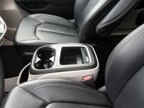 Used 2024 Chrysler Pacifica Touring-L FWD image 9
